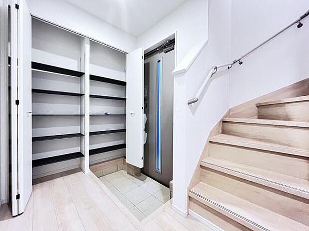 玄関内観画像です。