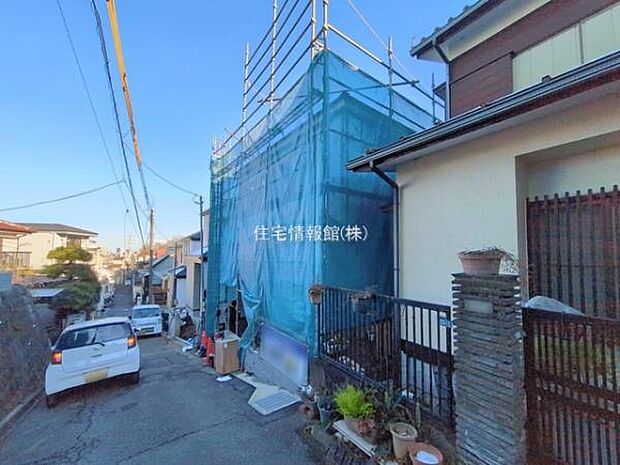 前面道路を含めた現地写真です。