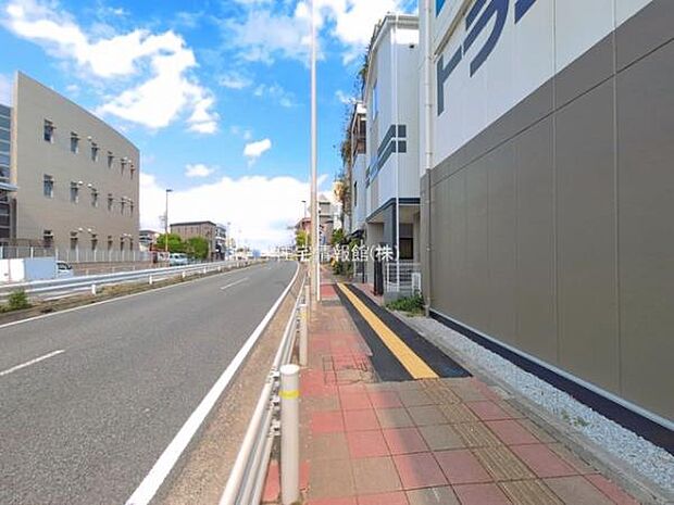 前面道路を含めた現地写真です。