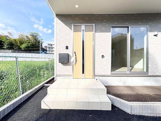 雨天時の荷物搬入に便利な玄関ポーチ付きです。