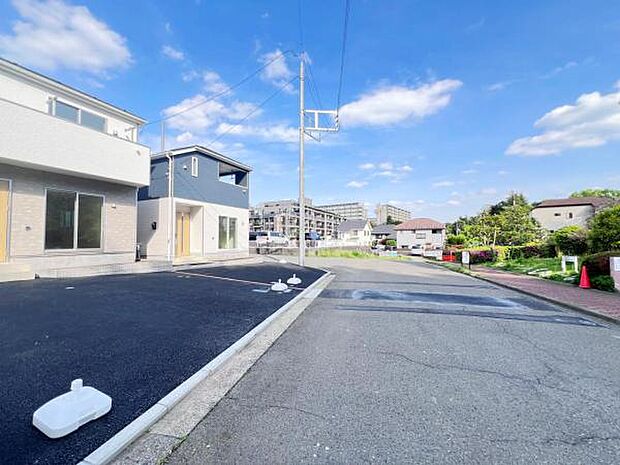 前面道路は幅員約6.5mございます。