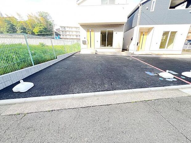 駐車場です。前面道路との高低差も少なく、スムーズに出入りできます。