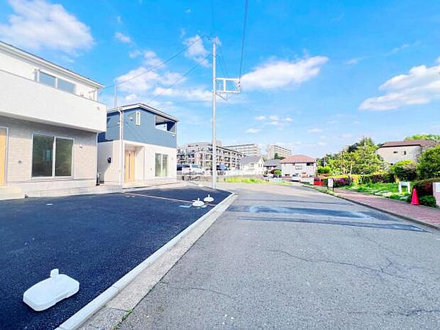 前面道路を含めた現地写真です。ぜひ周辺環境も併せてご覧ください。