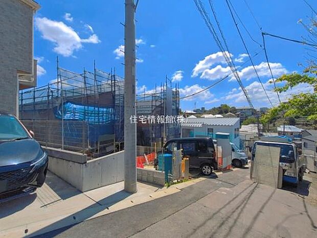 前面道路を含めた現地写真です。