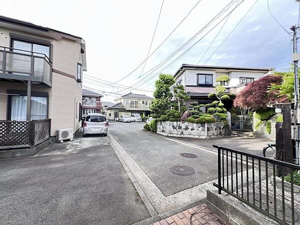 前面道路を含めた現地写真です。