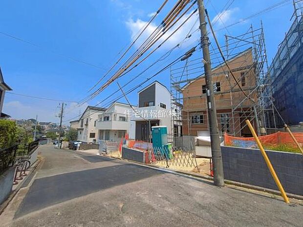 前面道路を含めた現地写真です。