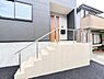 玄関：雨天時の荷物搬入に便利な玄関ポーチ付きです。