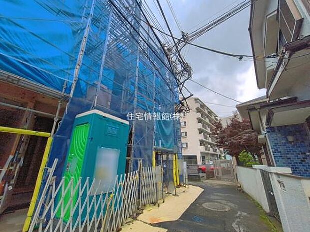 前面道路を含めた現地写真です。
