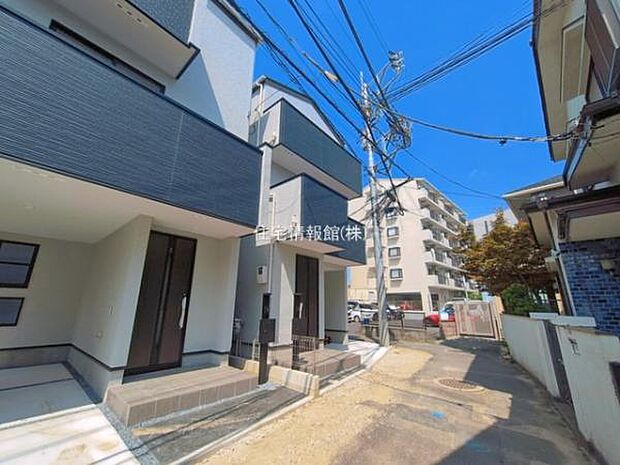 前面道路を含めた現地写真です。
