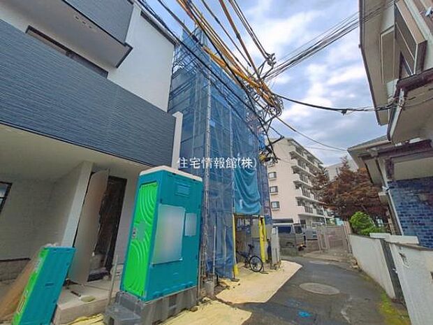 前面道路を含めた現地写真です。