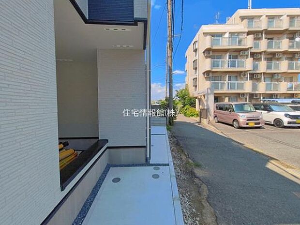 前面道路を含めた現地写真です。