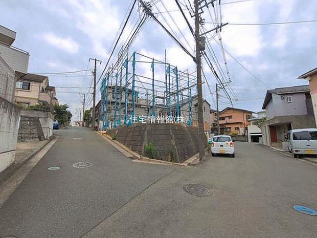 前面道路を含めた現地写真です。