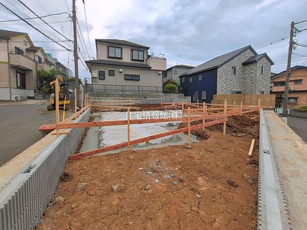 前面道路を含めた現地写真です。