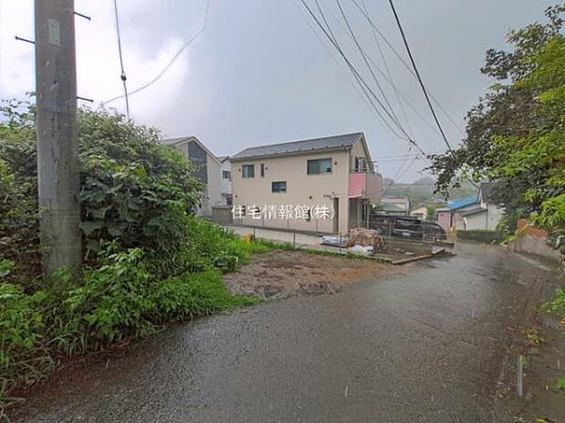前面道路を含めた現地写真です。