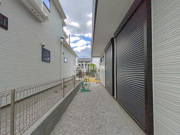 前面道路を含めた現地写真です。