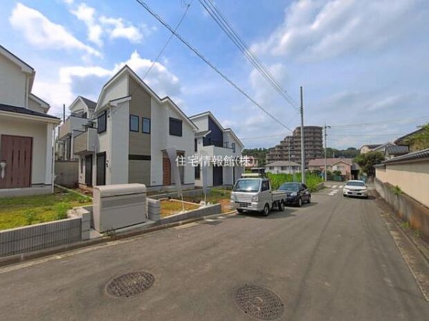 前面道路を含めた現地写真です。