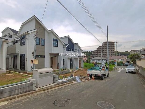 前面道路を含めた現地写真です。