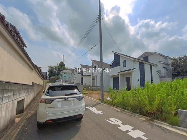 前面道路を含めた現地写真です。