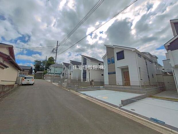 前面道路を含めた現地写真です。