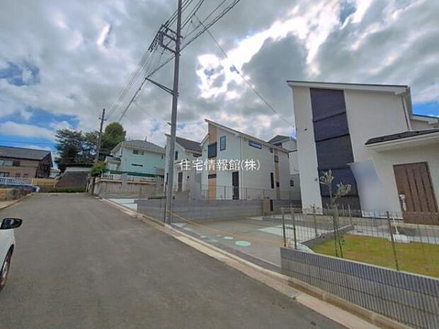 前面道路を含めた現地写真です。