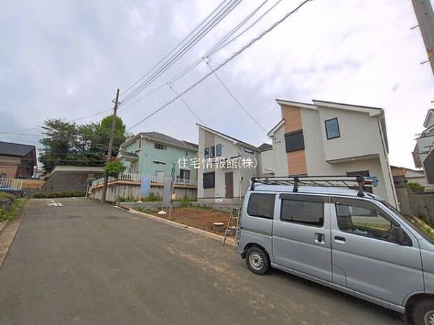 前面道路を含めた現地写真です。