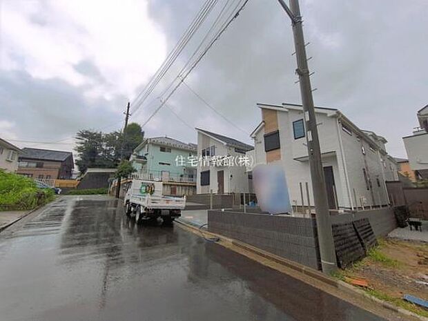 前面道路を含めた現地写真です。