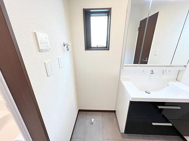 お天気を気にせずお洗濯ができ、室内干し可能です。