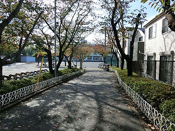 横浜市立新田小学校まで約220m（徒歩3分）
