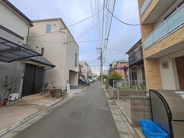 前面道路を含めた現地写真です。