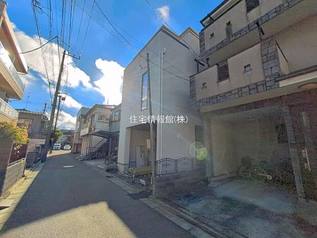 前面道路を含めた現地写真です。