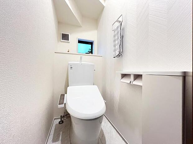 シャワー洗浄機能付のトイレは、清潔感が印象的な空間ですね。