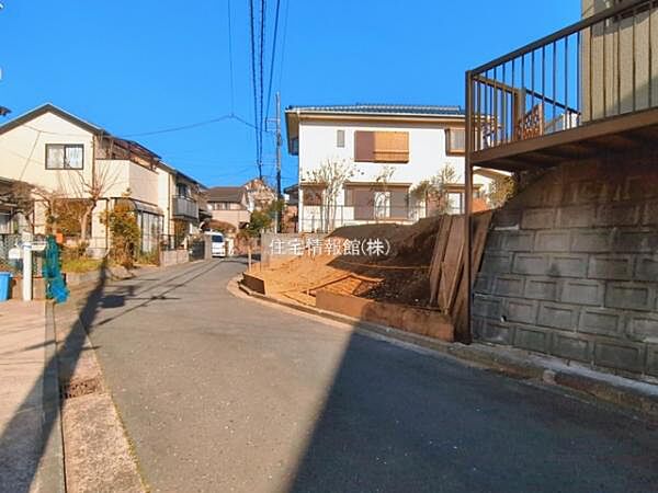 前面道路を含めた現地写真です。