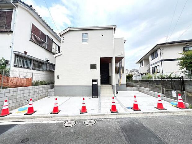 外観正面の写真になります。