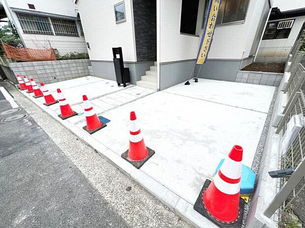 駐車場です。前面道路との高低差も少なく、スムーズに出入りできます。