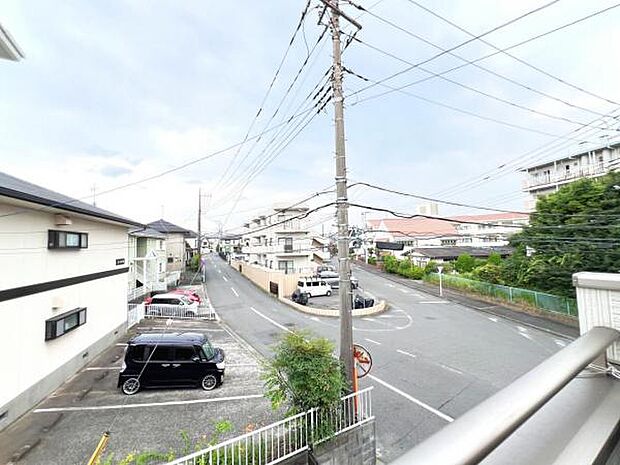 バルコニーからの眺望です。明るい陽射しを浴びながらゆったりと過ごすのも良いですね。