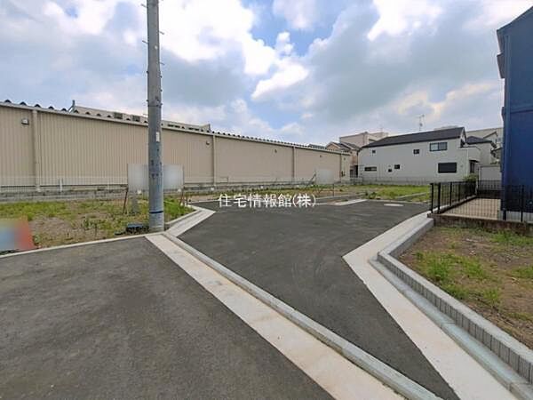 前面道路を含めた現地写真です。