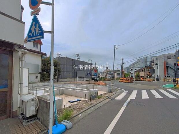前面道路を含めた現地写真です。