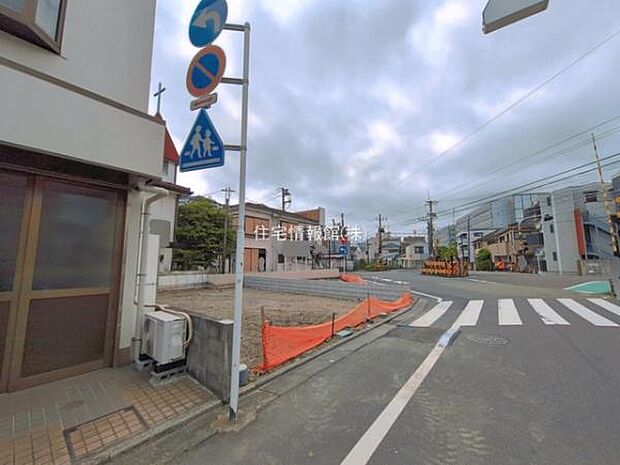 前面道路を含めた現地写真です。