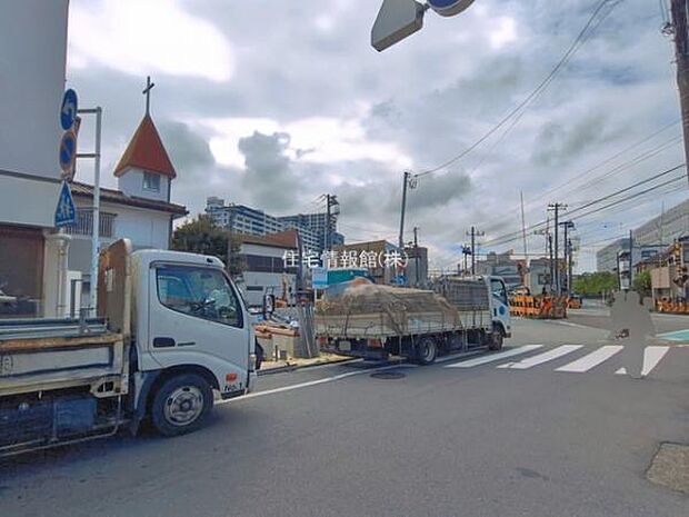 前面道路を含めた現地写真です。