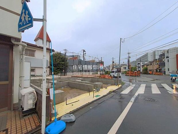前面道路を含めた現地写真です。