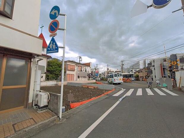 前面道路を含めた現地写真です。