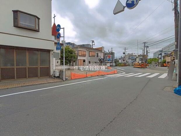 前面道路を含めた現地写真です。