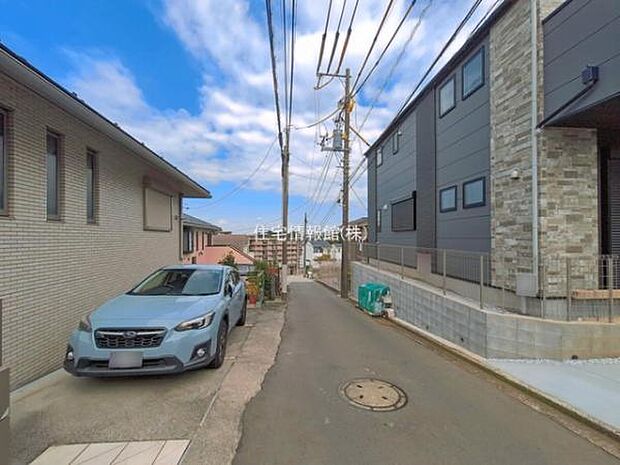 前面道路を含めた現地写真です。