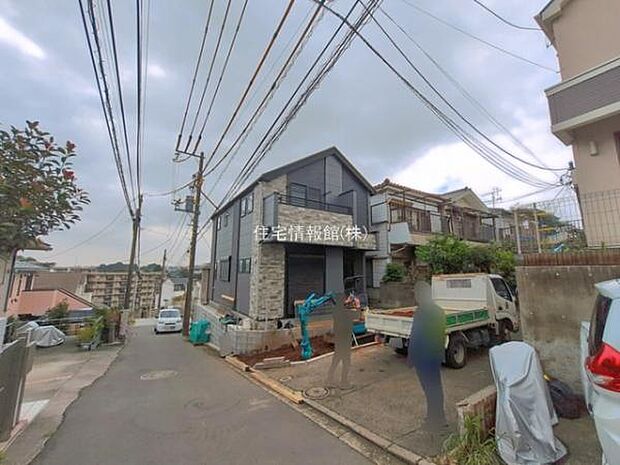 前面道路を含めた現地写真です。