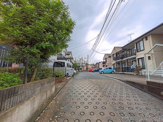 前面道路を含めた現地写真です。