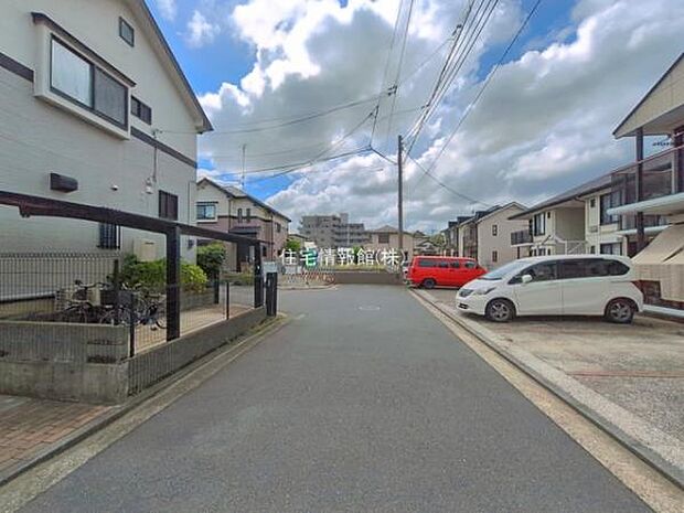前面道路を含めた現地写真です。