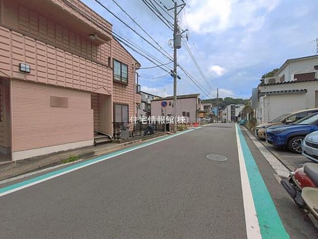 前面道路を含めた現地写真です。