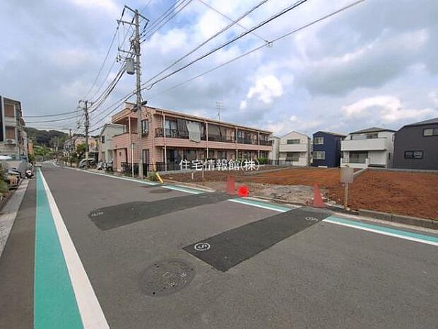 前面道路を含めた現地写真です。