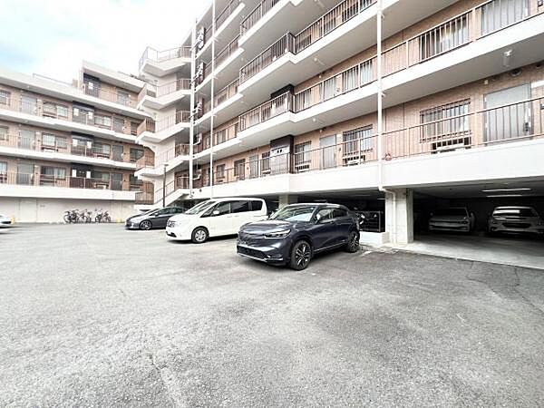 駐車場ももちろん完備しておりますのでお車所有の方にも心強いです。