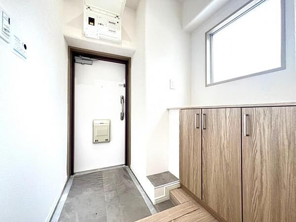 綺麗で明るい玄関でお客様をお迎えいただけます。